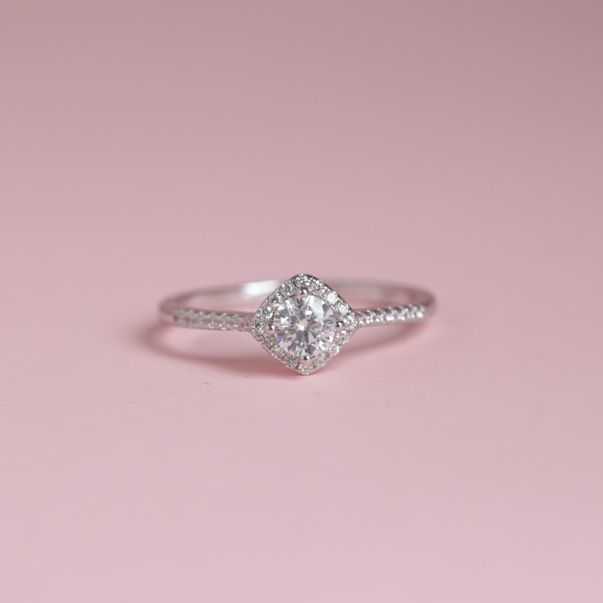 Anillo Solitario Halo de Circones