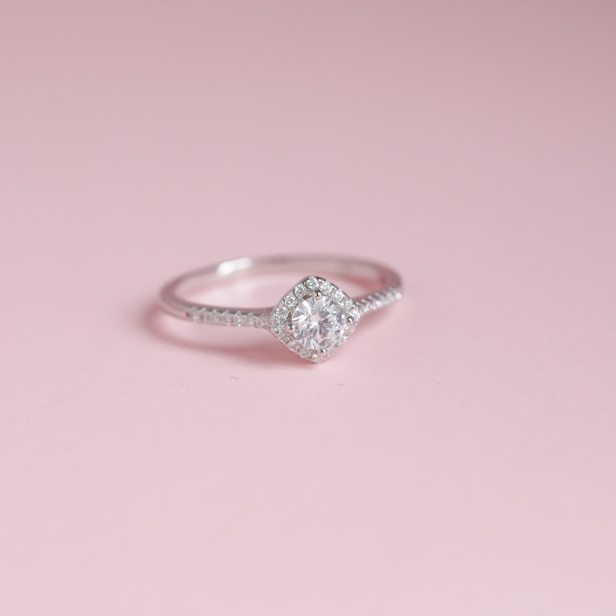 Anillo Solitario Halo de Circones